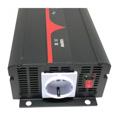 Inversor de corrente preto com tomada e botão vermelho