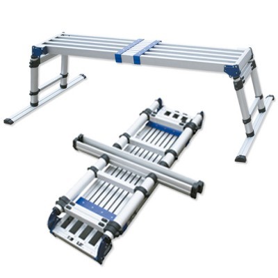 Escada telescópica em alumínio, dobrada e aberta, com detalhes azuis e pretos