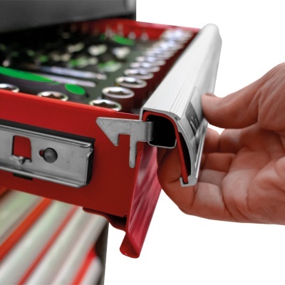 Mão a puxar gaveta vermelha com ferramentas organizadas