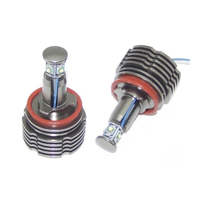 par de lâmpadas LED para faróis com dissipadores de calor e anéis vermelhos