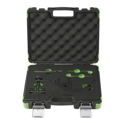 Estojo de plástico preto e verde aberto com interior em espuma preta com espaços para ferramentas