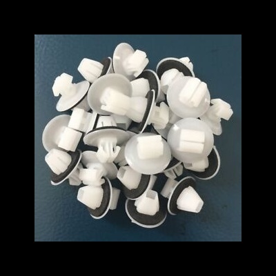 Clipes brancos de plástico com base preta e espuma preta