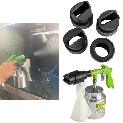 Pistola de limpeza pneumática verde com reservatório metálico e saco branco, mais quatro acessórios pretos em fundo branco.