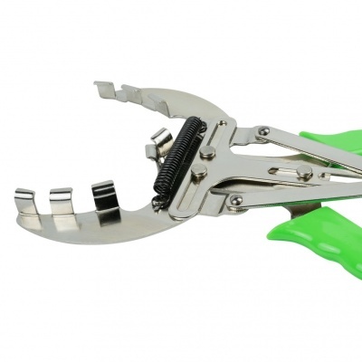 Ferramenta com cabo verde e garra metálica