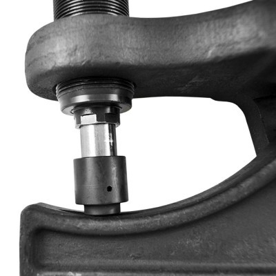 ferramenta metálica cinzenta com peça cilíndrica prateada e preta