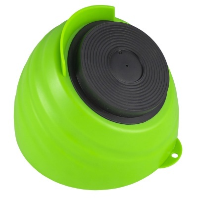 Taça plástica verde com base preta antiderrapante vista de baixo