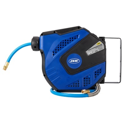 Enrolador de mangueira JBM azul e preto com mangueira azul e conexões metálicas
