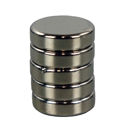 Cinco ímanes cilíndricos prateados empilhados