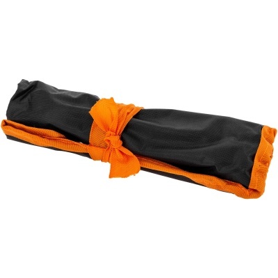 Estojo enrolado preto com bordas e amarração laranja