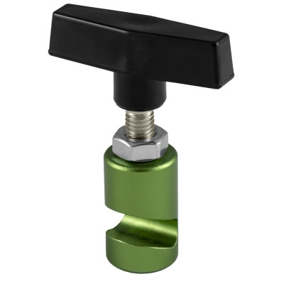 Peça metálica verde com parafuso e manípulo preto em fundo branco