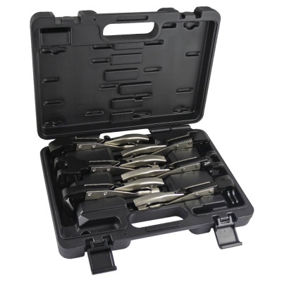 Conjunto de grampos metálicos em mala preta de plástico para transporte.