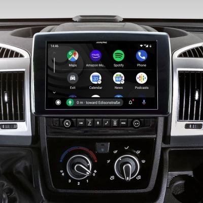 Painel central de carro com ecrã tátil e controles de ar condicionado