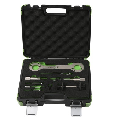 Conjunto de ferramentas metálicas com detalhes a verde numa caixa preta aberta