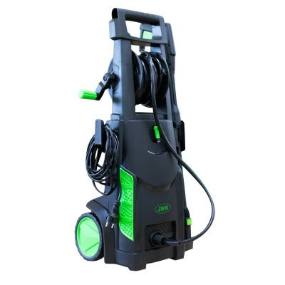 Máquina de lavar a alta pressão preto e verde com rodas e cabos enrolados