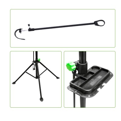 Suporte tripé preto com bandeja organizadora e braço extensível em fundo branco