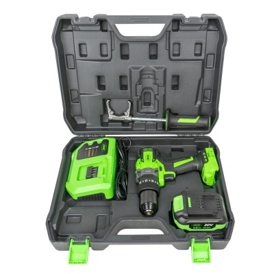 Estojo preto aberto com furadeira/parafusadeira verde e preta e acessórios.