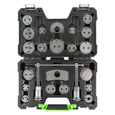 Conjunto de ferramentas metálicas num estojo preto com pega verde