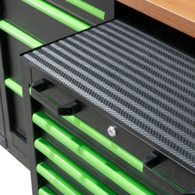 Móvel de arrumação preto e verde com tampo texturizado e gavetas.