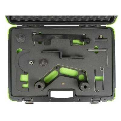 Estojo rígido preto com peças metálicas e plásticas em espuma preta e verde