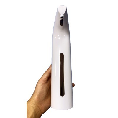 Dispenser automático branco de plástico com visor transparente segurado por uma mão