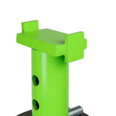 Suporte metálico verde com orifícios e parafuso em fundo branco