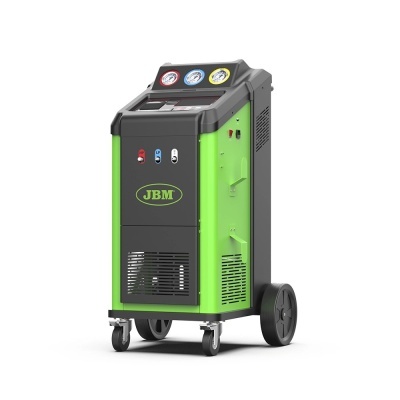 Máquina verde e cinza para ar condicionado automóvel com manómetros e rodas