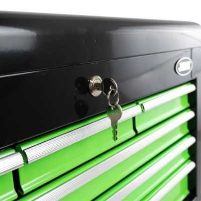 Arca de ferramentas preta com gavetas verdes e chave inserida no fecho