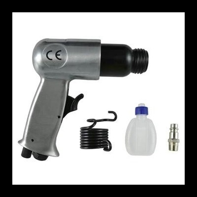 Conjunto pistola pneumática com acessórios sobre fundo branco