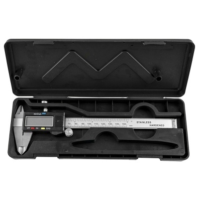 Paquímetro digital metálico em caixa preta
