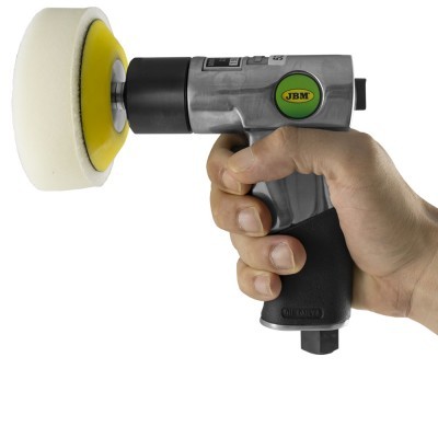 Ferramenta pneumática de polimento segurada numa mão com disco de espuma branco e amarelo