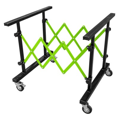 Estrutura móvel de metal preta e verde com rodas