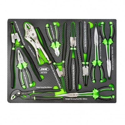 Conjunto de ferramentas com cabos pretos e verdes em suporte preto texturizado