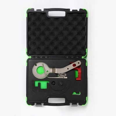 Estojo preto com peça metálica e espuma preta recortada