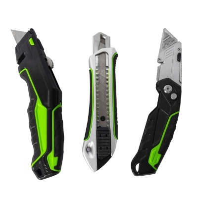 Três estiletes em plástico preto, cinza e verde com lâminas metálicas