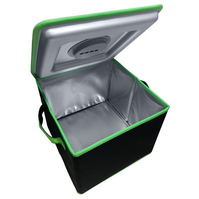 Saco térmico preto e verde aberto com interior cinzento e pega lateral