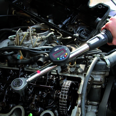 Chave dinamométrica digital a ser usada num motor de automóvel