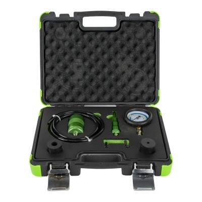 Mala preta e verde aberta com kit de ferramentas e manómetro