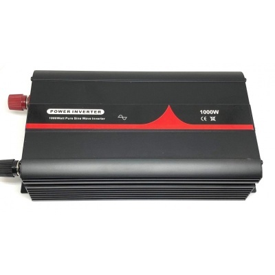 Inversor de potência preto com texto e terminais vermelhos e pretos