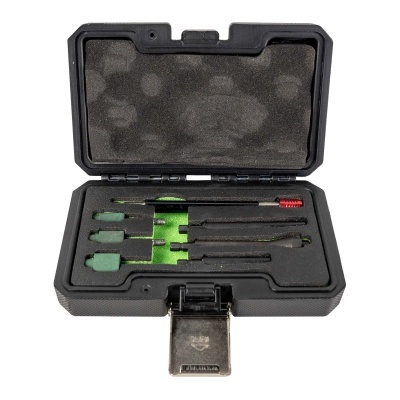 Conjunto de limpeza de armas com vários acessórios em caixa preta