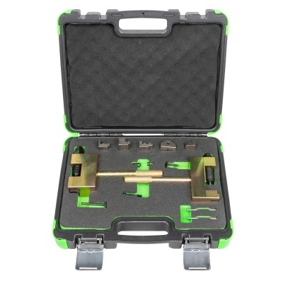 Estojos com ferramentas metálicas organizadas em espuma numa mala preta e verde