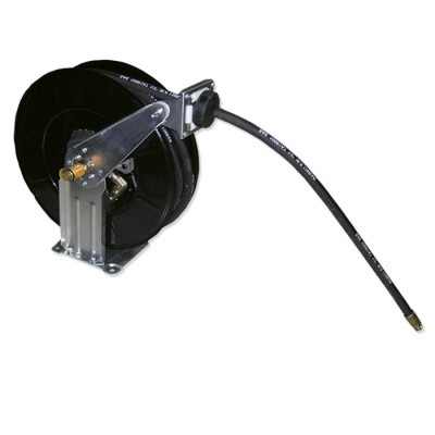 Bobina de mangueira preta com suporte metálico e mangueira flexível