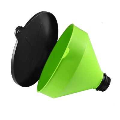 Funil plástico verde com tampa preta destacável e bico rosqueado
