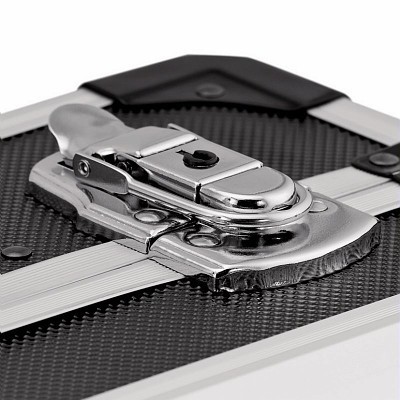 Fecho metálico prateado em caixa preta texturizada com cantos reforçados