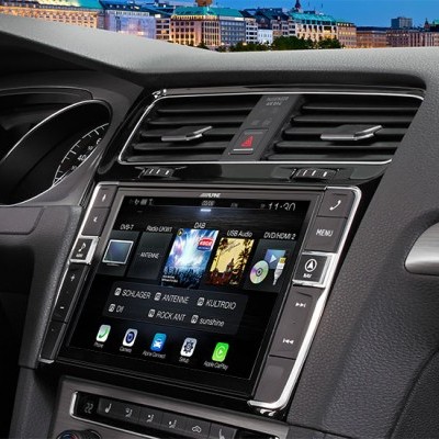 Painel de controlo de carro com ecrã tátil a cores e botões ao redor