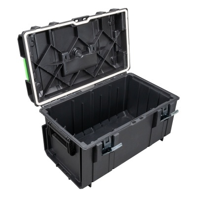 Caixa de armazenamento preta em plástico com tampa aberta e fechos metálicos