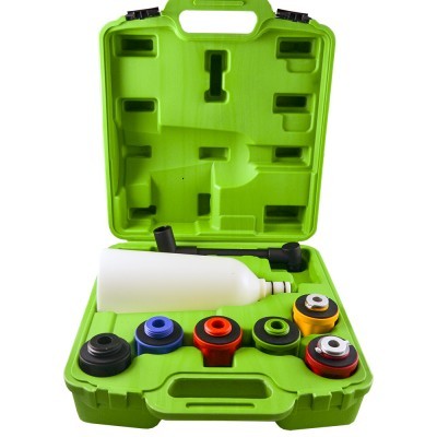 Estojo verde com garrafa branca e seis adaptadores coloridos