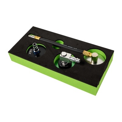 Conjunto de peças metálicas e borracha numa base de espuma verde e preta