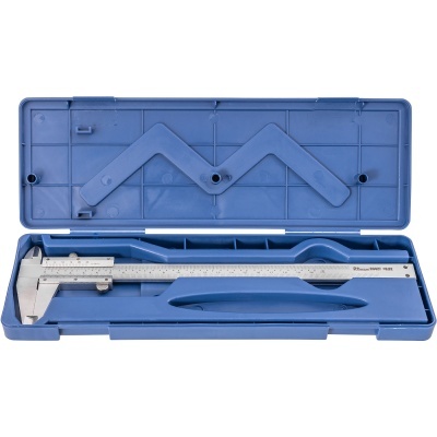 Paquímetro metálico com escala dentro de caixa azul