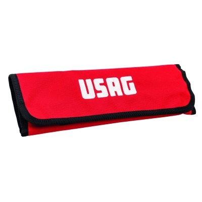 Estojo vermelho de tecido com rebordo preto e USAG impresso a branco
