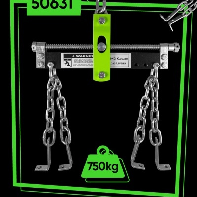 Suporte metálico com correntes e ganchos, peça central preta com estrutura verde